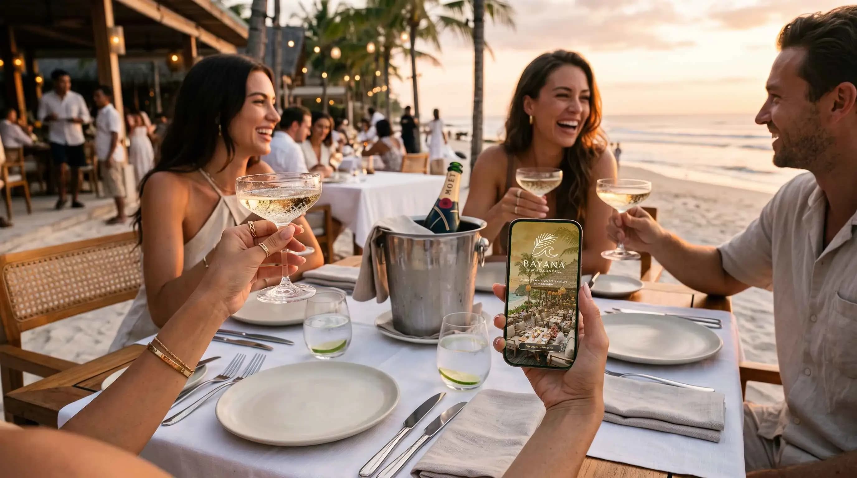 Convives consultant un menu en ligne au coucher du soleil dans un beach club