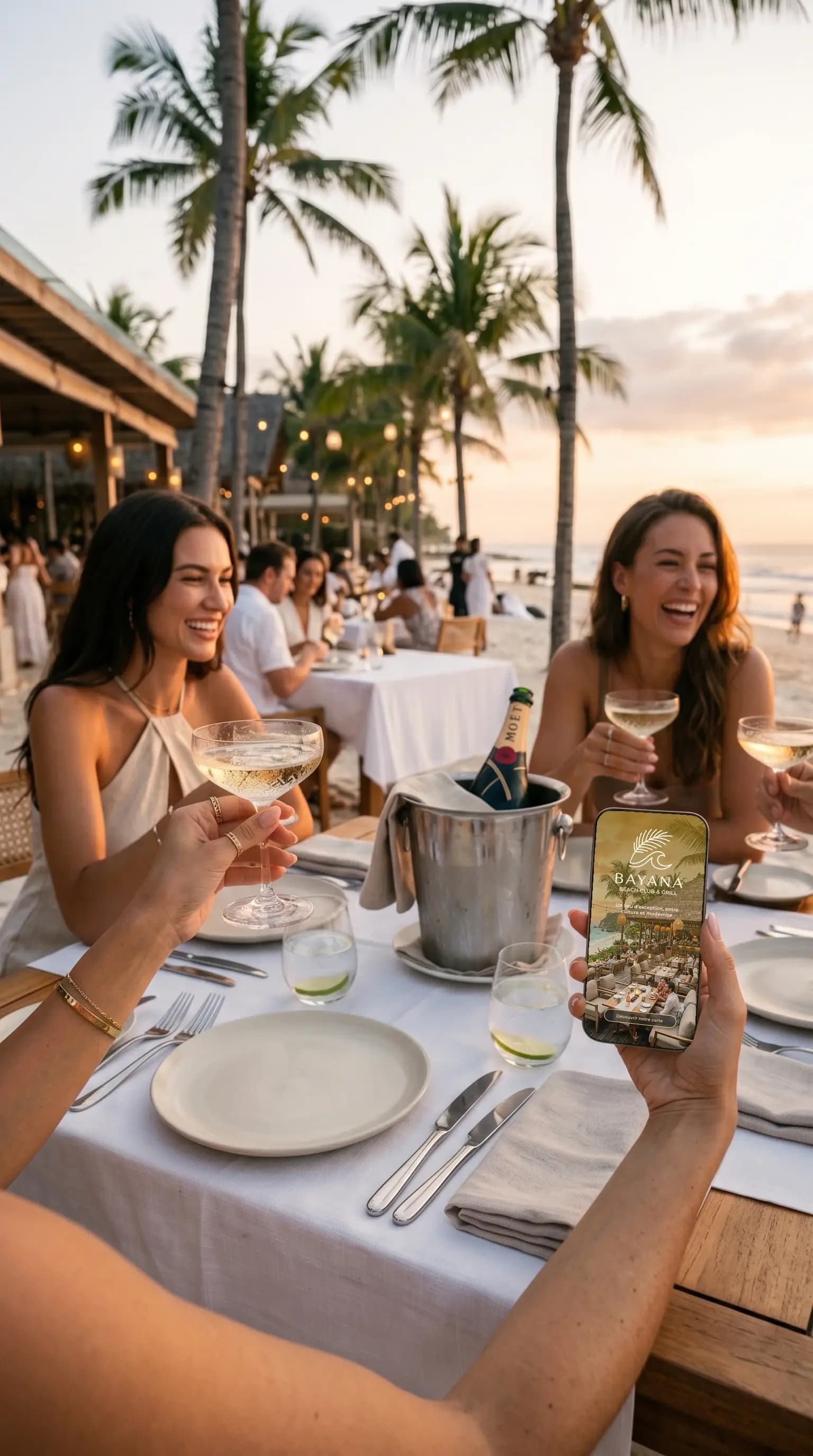 Convives consultant un menu en ligne au coucher du soleil dans un beach club