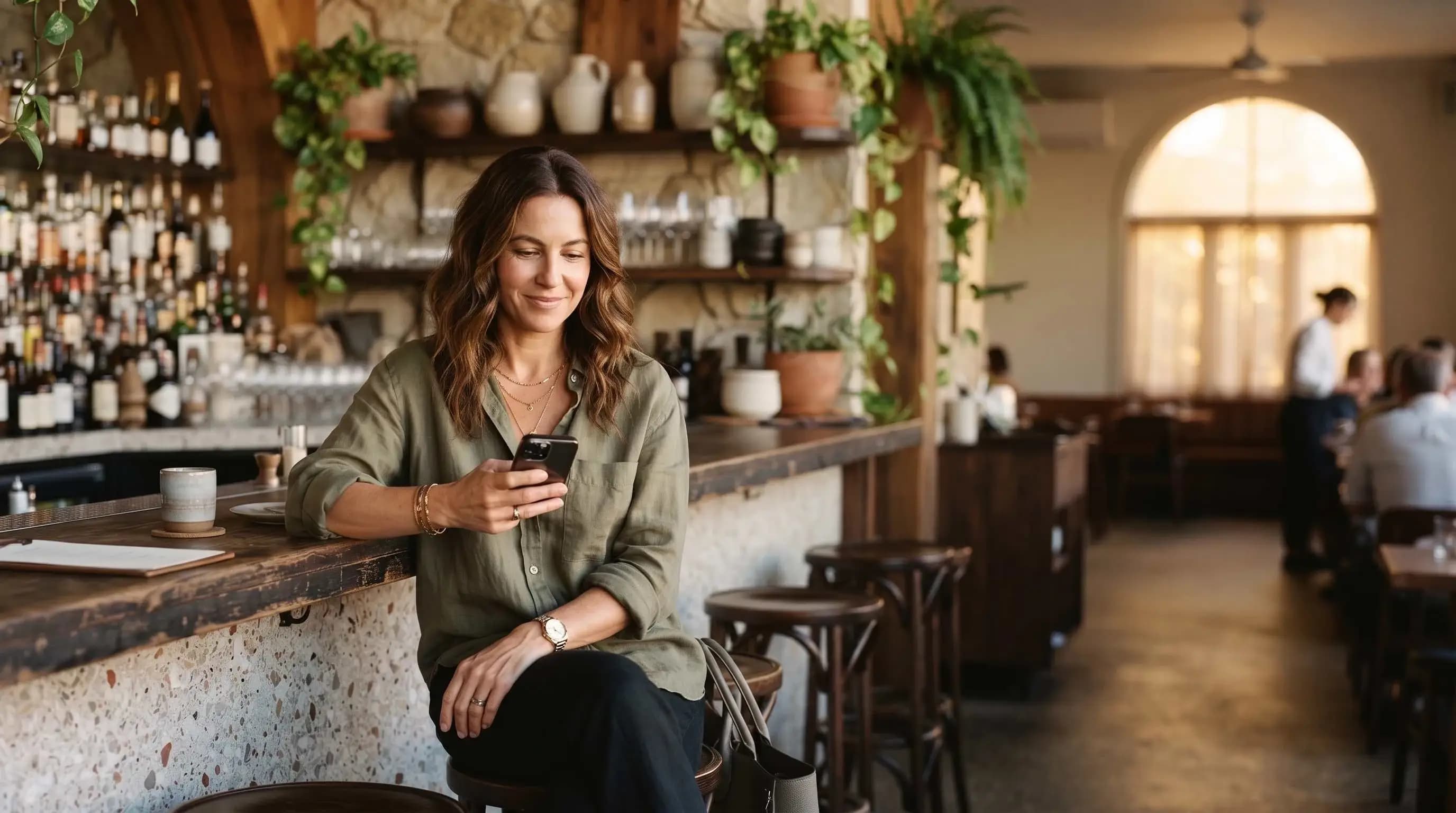 Restaurateur peaufinant sa carte digitale depuis son téléphone